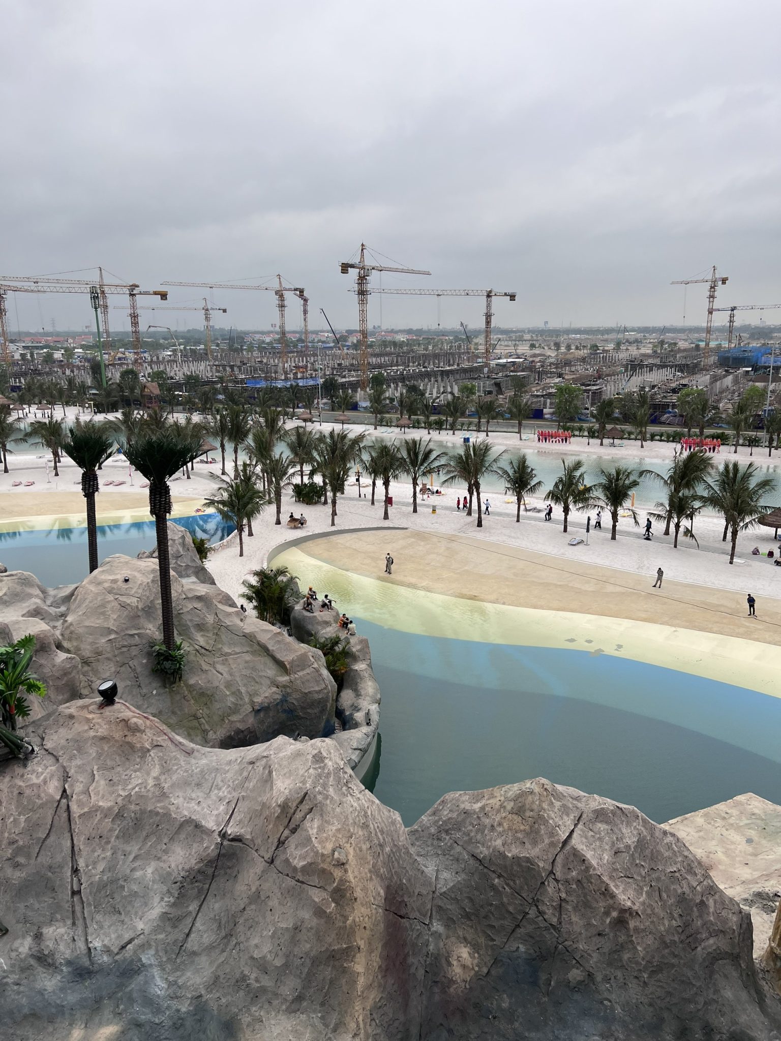 Thác nước núi giả Vinhomes Dream City