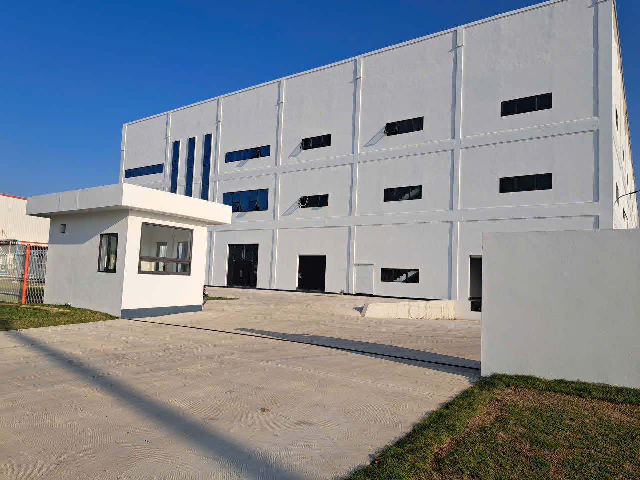 Tại CNCTech Glory, HVC Group thi công hoàn thiện và bàn giao nhà xưởng I19-4