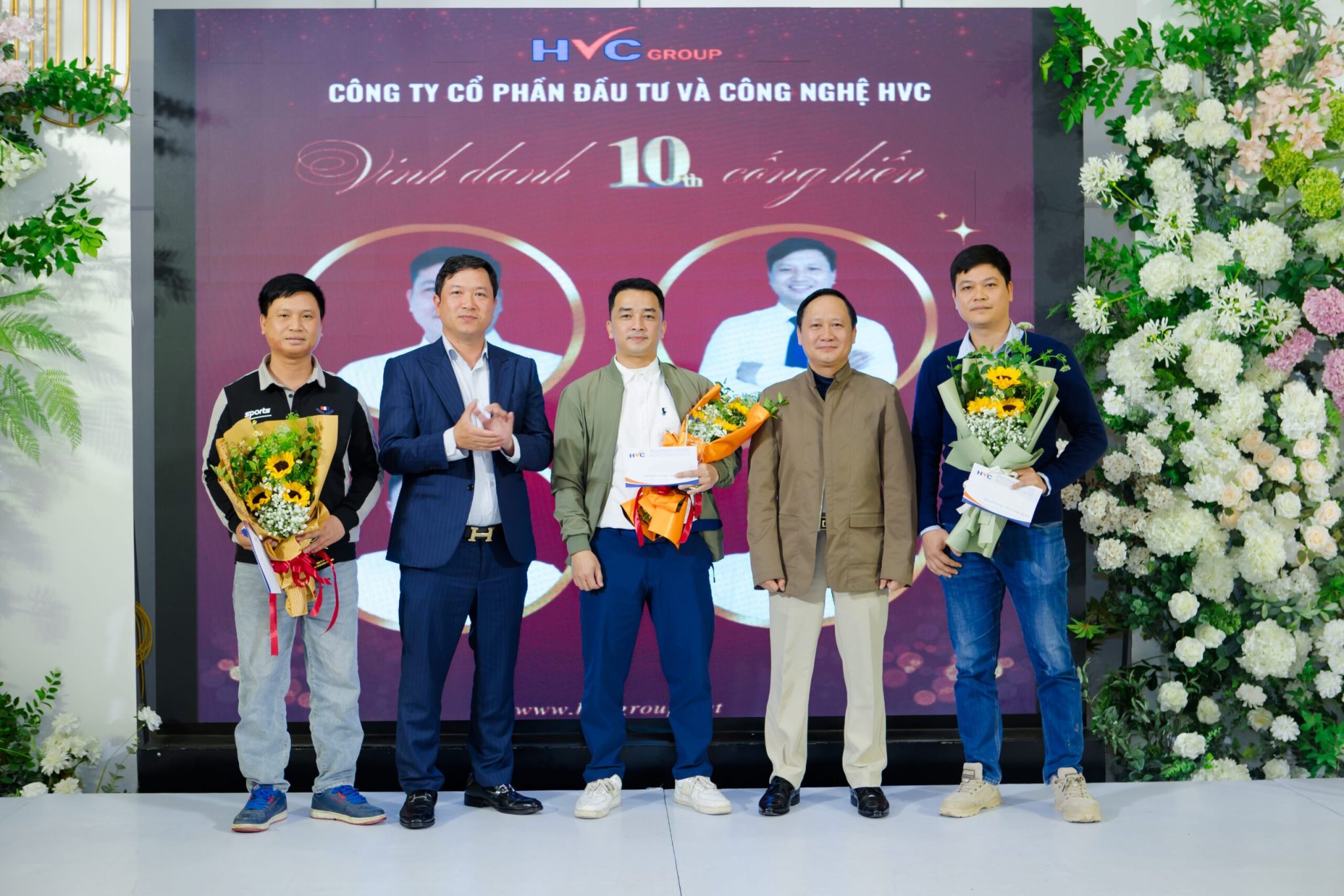 Chủ tịch HĐQT Trần Hữu Đông, Phó Chủ tịch Đỗ Huy Cường trao hoa và quà cho CBCNV đã gắn bó, cống hiến cùng HVC trong 10 năm qua
